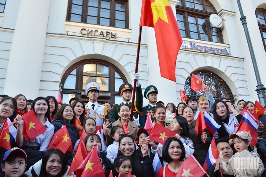 Bà con kiều bào, du học sinh tại Nga chào đón đoàn Quân đội nhân dân Việt Nam tại Quảng trường Đỏ. (Ảnh: QĐND)