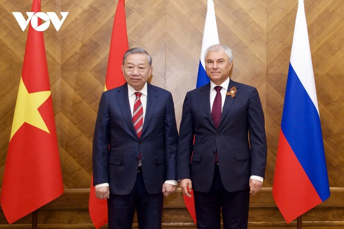 On May 10 morning, General Secretary To Lam meets with State Duma Chairman Vyacheslav Volodin. Both sides emphasise the important role of the two parliaments in strengthening economic-trade, investment, and energy cooperation, as well as resolving procedural barriers and facilitating the lives of their citizens in each other’s countries.