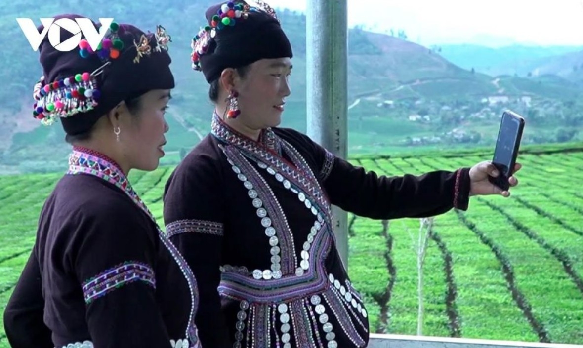 The Tan Uyen Tea hill ecological tourism area is well-equipped with amenities such as walking paths, observation towers, a scenic lake, and a stage, all of which provide visitors with excellent opportunities for exploration and relaxation