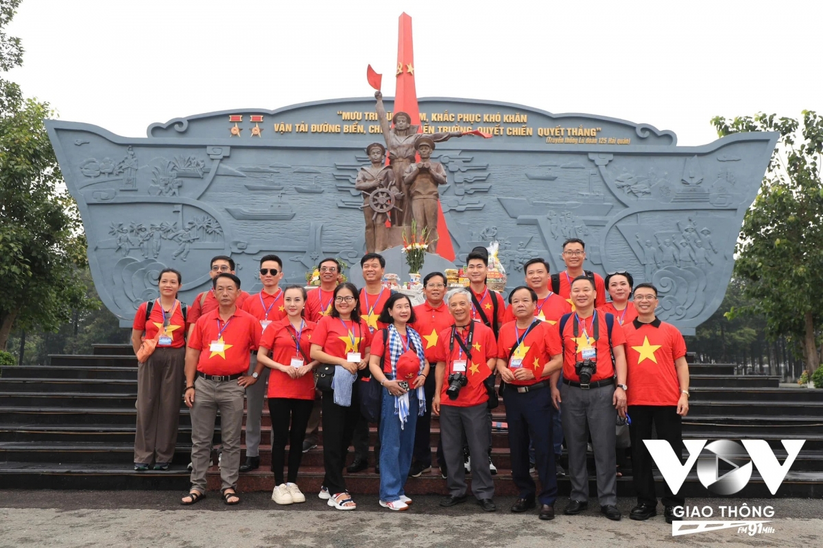 Đoàn công tác số 25 với Tượng đài Anh hùng liệt sỹ Đoàn tàu không số, Lữ đoàn 125, vùng 2 hải quân
