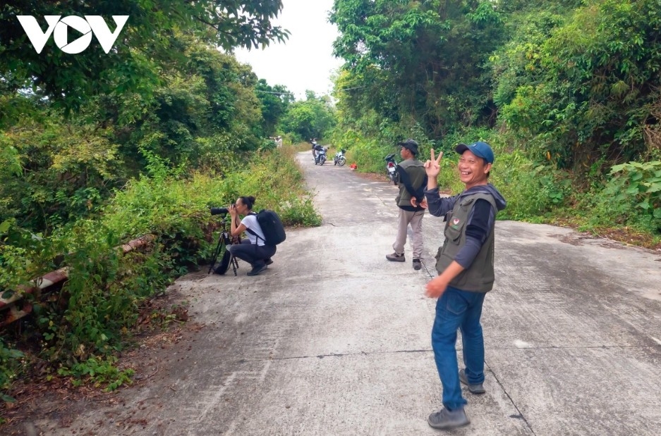 The striking hues of the chò forest and the presence of langurs attract visitors and photographers alike