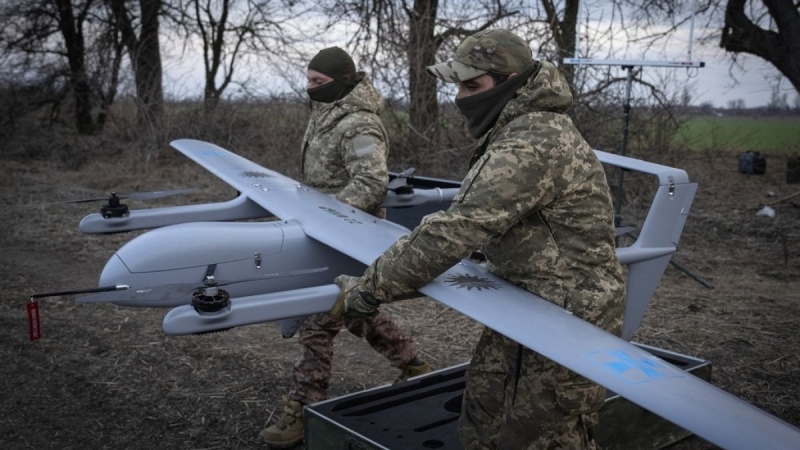 Các binh sỹ Ukraine tìm cách bắn hạ UAV Nga. Ảnh: Getty