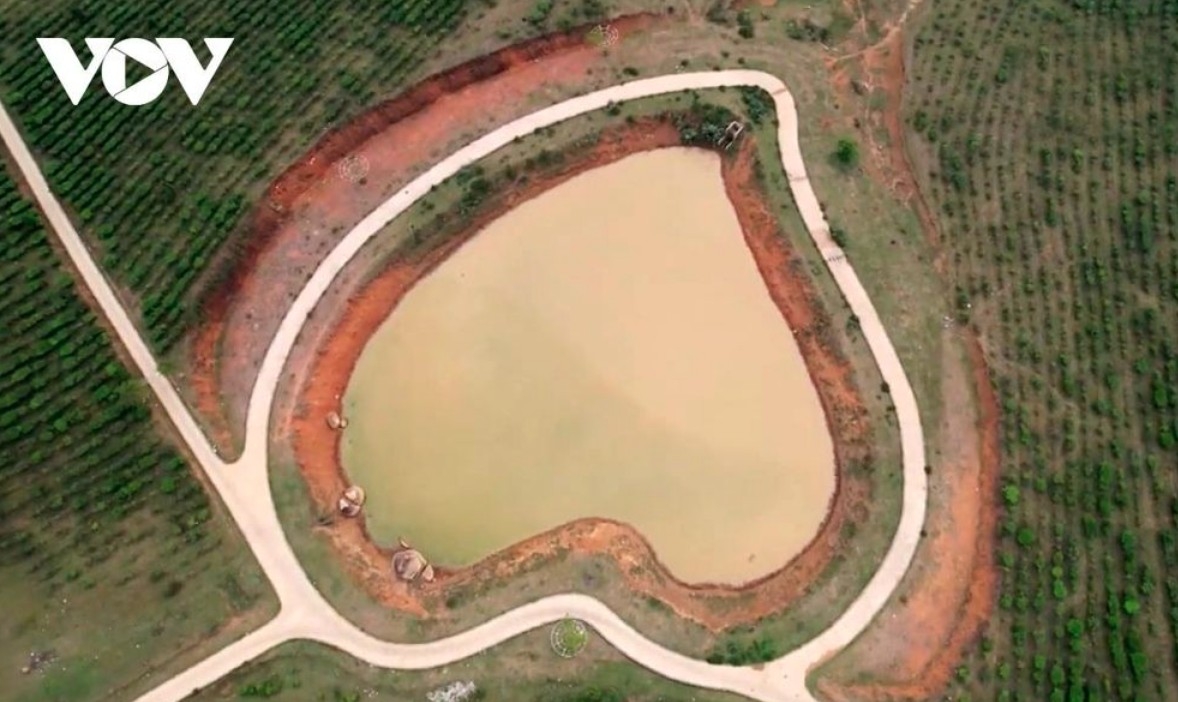 From the observation tower, visitors can admire the heart-shaped lake, encircled by a romantic path