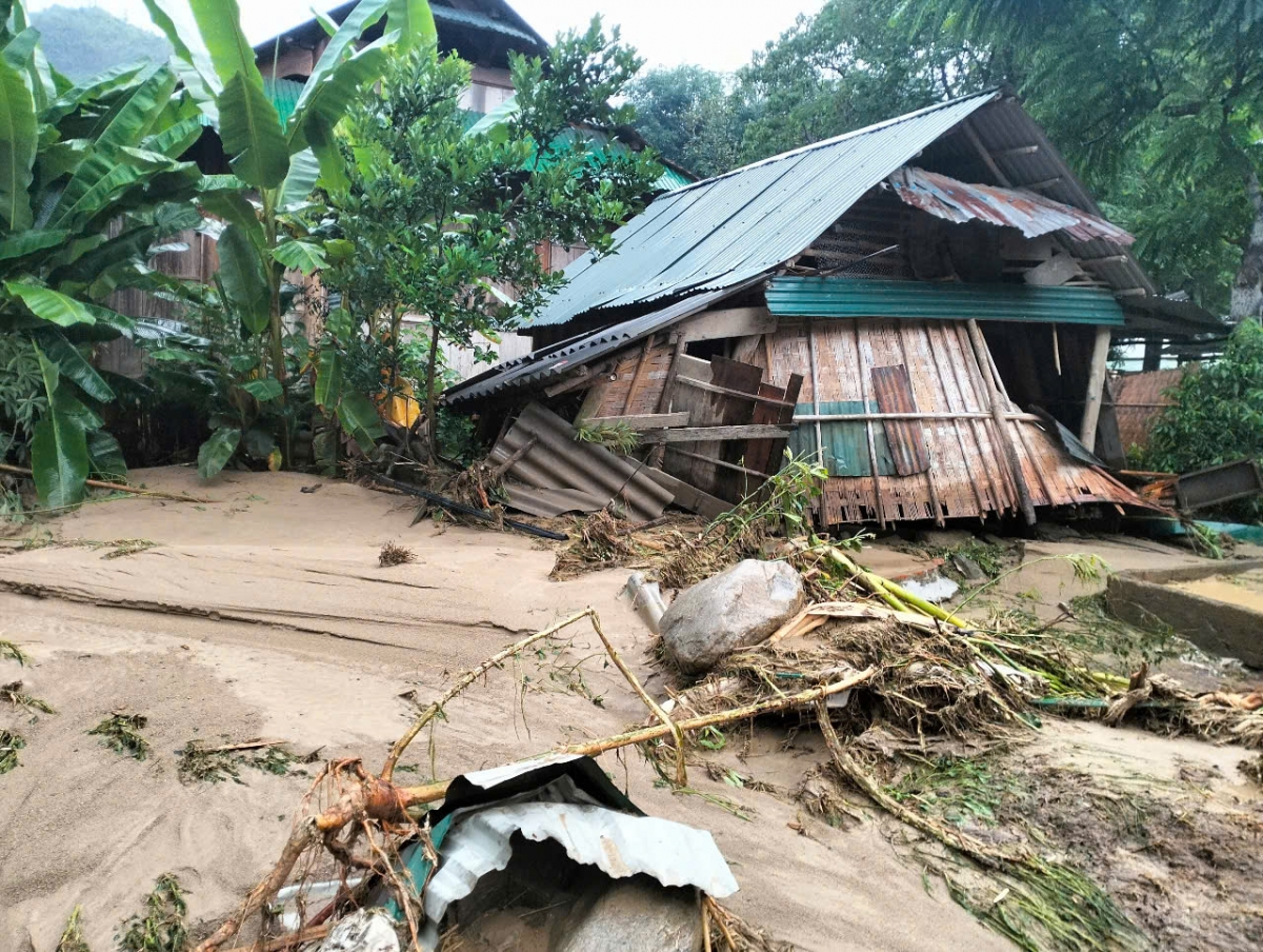 Một nhà dân sau cơn lũ đi qua