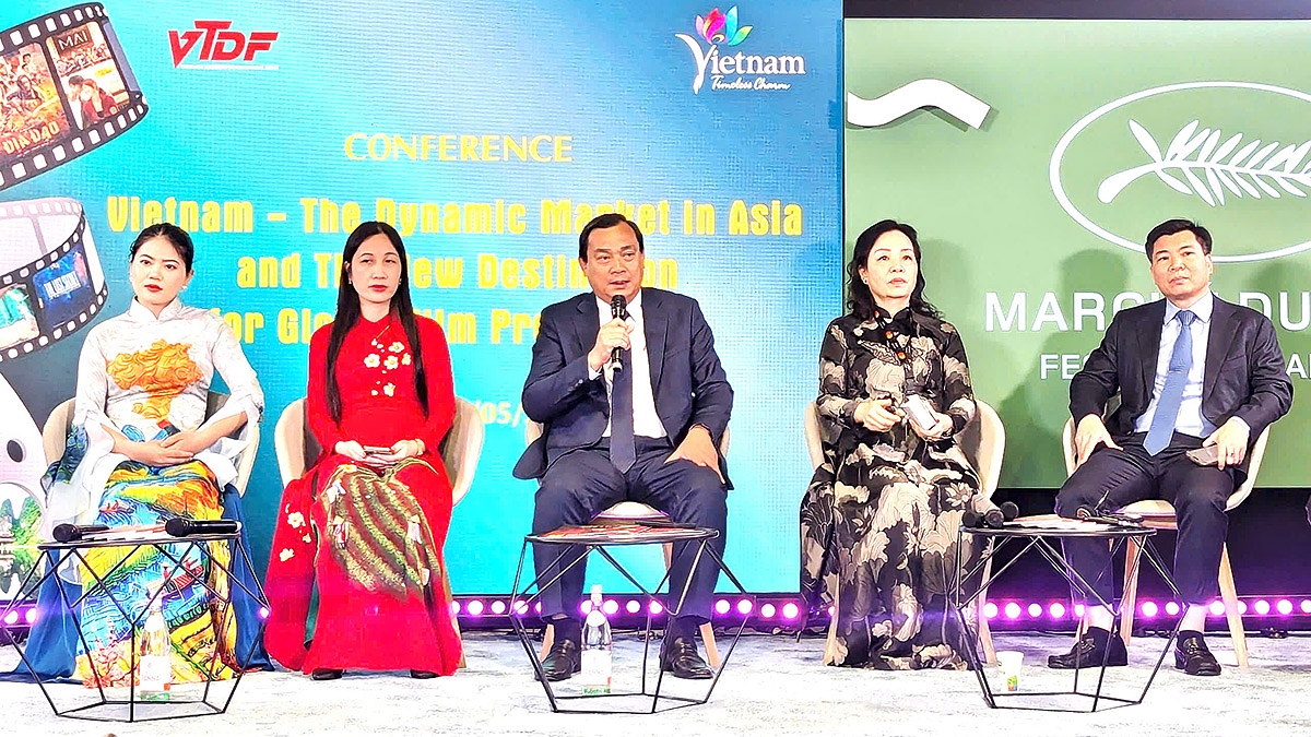 Cục trưởng Nguyễn Trùng Khánh (ngồi giữa) chia sẻ tại hội thảo.
