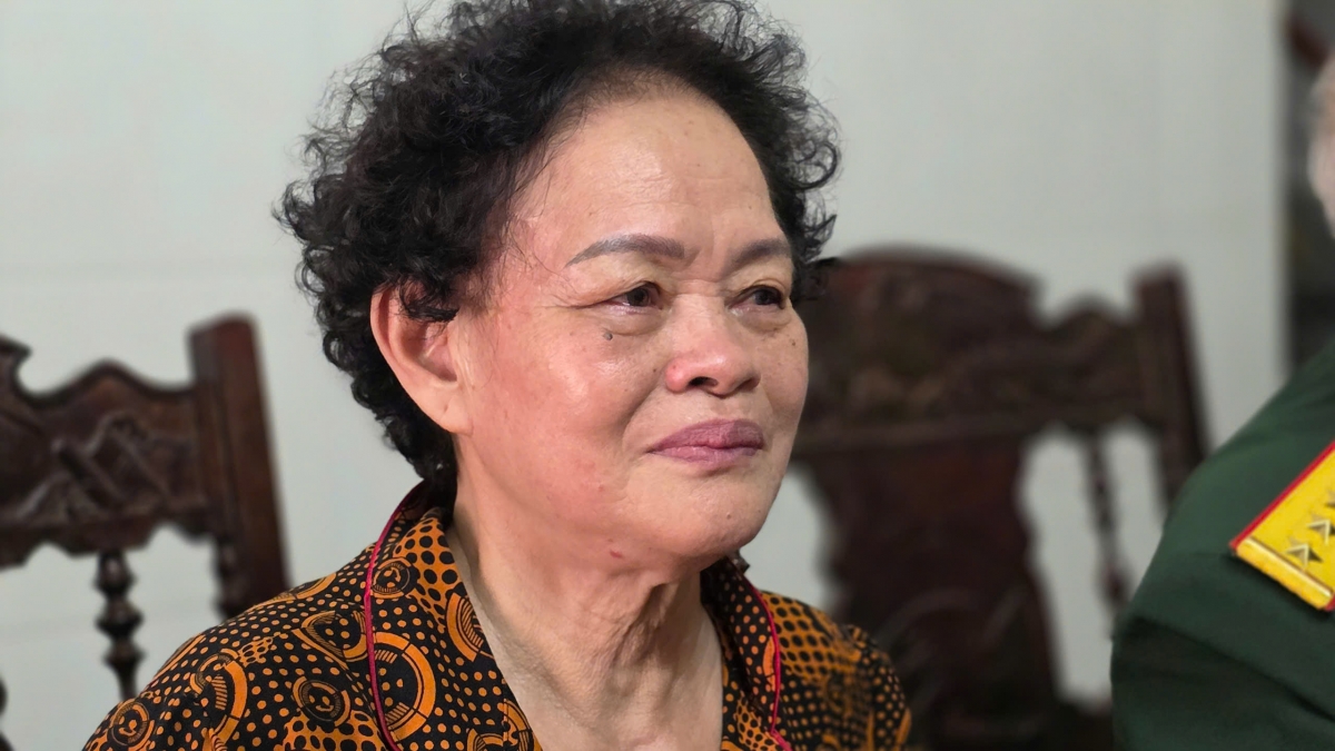 Bà Nguyễn Thị Hải, vợ ông Thanh đã bật khóc trước tình cảm cộng đồng dành cho ông Thanh và gia đình. Ảnh: Bá Thăng