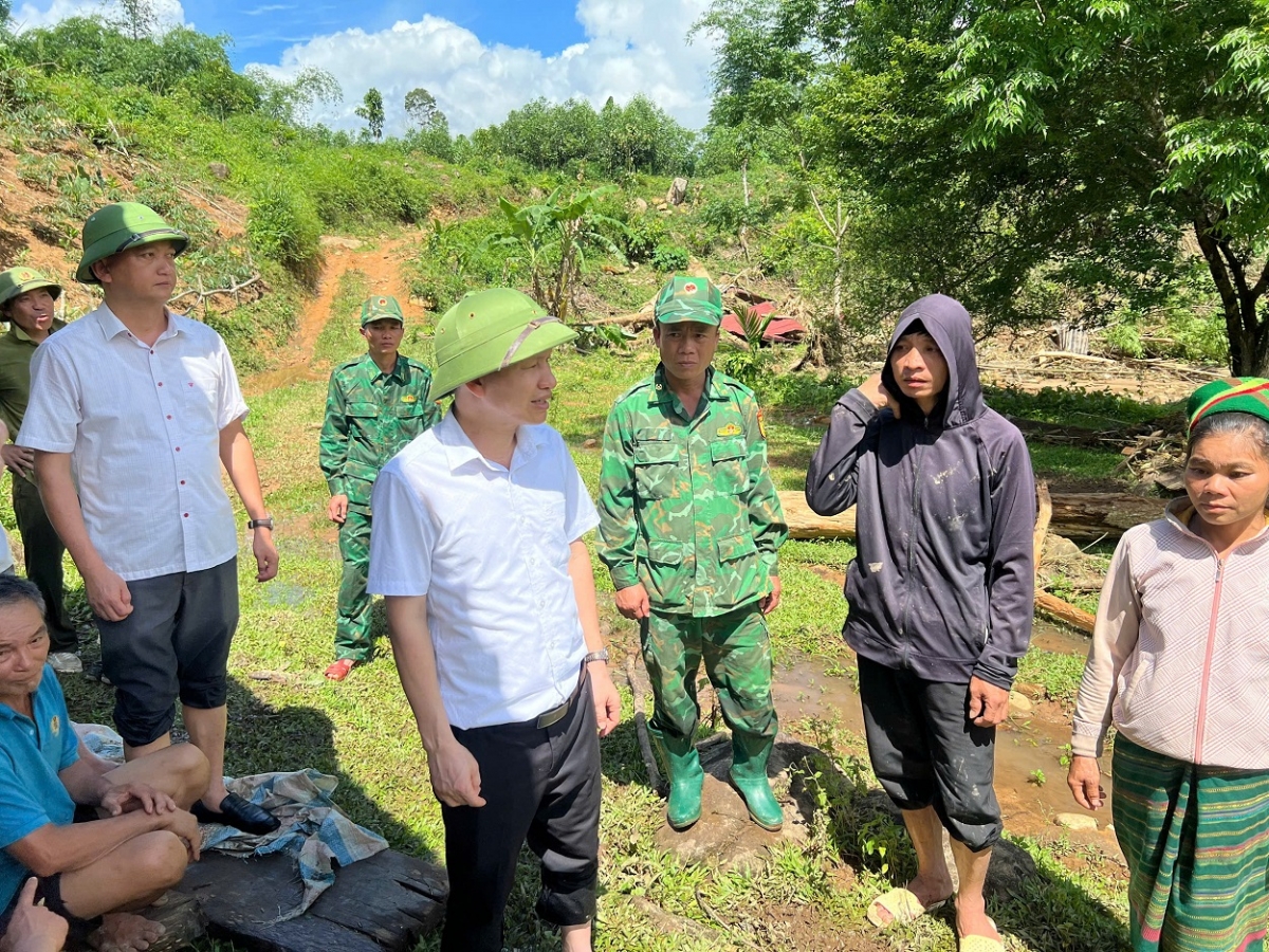 Sáng nay (29/5), chính quyền địa phương huyện Quế Phong và lực lượng chức năng đã có mặt tại nơi xảy ra lũ quét để kiểm tra, khắc phục hậu quả. Trước mắt hỗ trợ người dân chỗ ở, nhu yếu phẩm cần thiết ngay sau lũ.