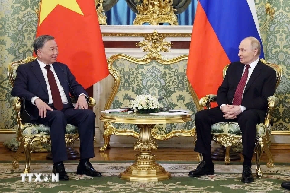 Also during the talks, General Secretary To Lam proposes that both sides increase exchanges at all levels and through various channels; promote economic-trade and investment cooperation; transportation collaboration; and establish a research and pilot centre for cancer vaccines in Vietnam, moving toward technology transfer and vaccine production in Vietnam. He also proposes that Russia consider visa exemptions for Vietnamese citizens, especially for short-term stays, and expand electronic visa access. Both leaders also exchange views on regional and international issues of mutual concern. (Photo: VNA)