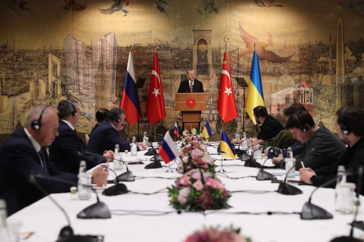 Tổng thống Thổ Nhĩ Kỳ Recep Tayyip Erdogan (giữa) trong cuộc gặp phái đoàn Nga (trái) và Ukraine (phải) tại thành phố Istanbul, ngày 29/3/2022. Ảnh tư liệu: AFP/TTXVN