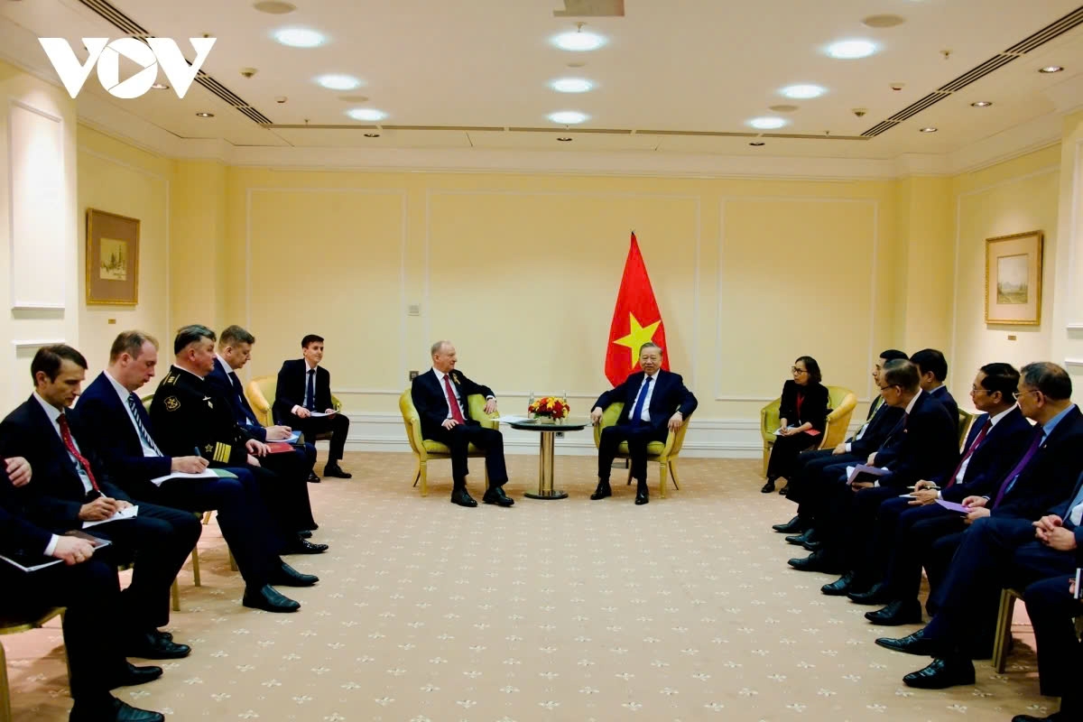 On May 11 morning, General Secretary To Lam meets with several leading Russian enterprises, including Russia Oil and Gas JSC (Zarubezhnef), AFK Sistema Public Joint Stock Company, and Positive Technologies.