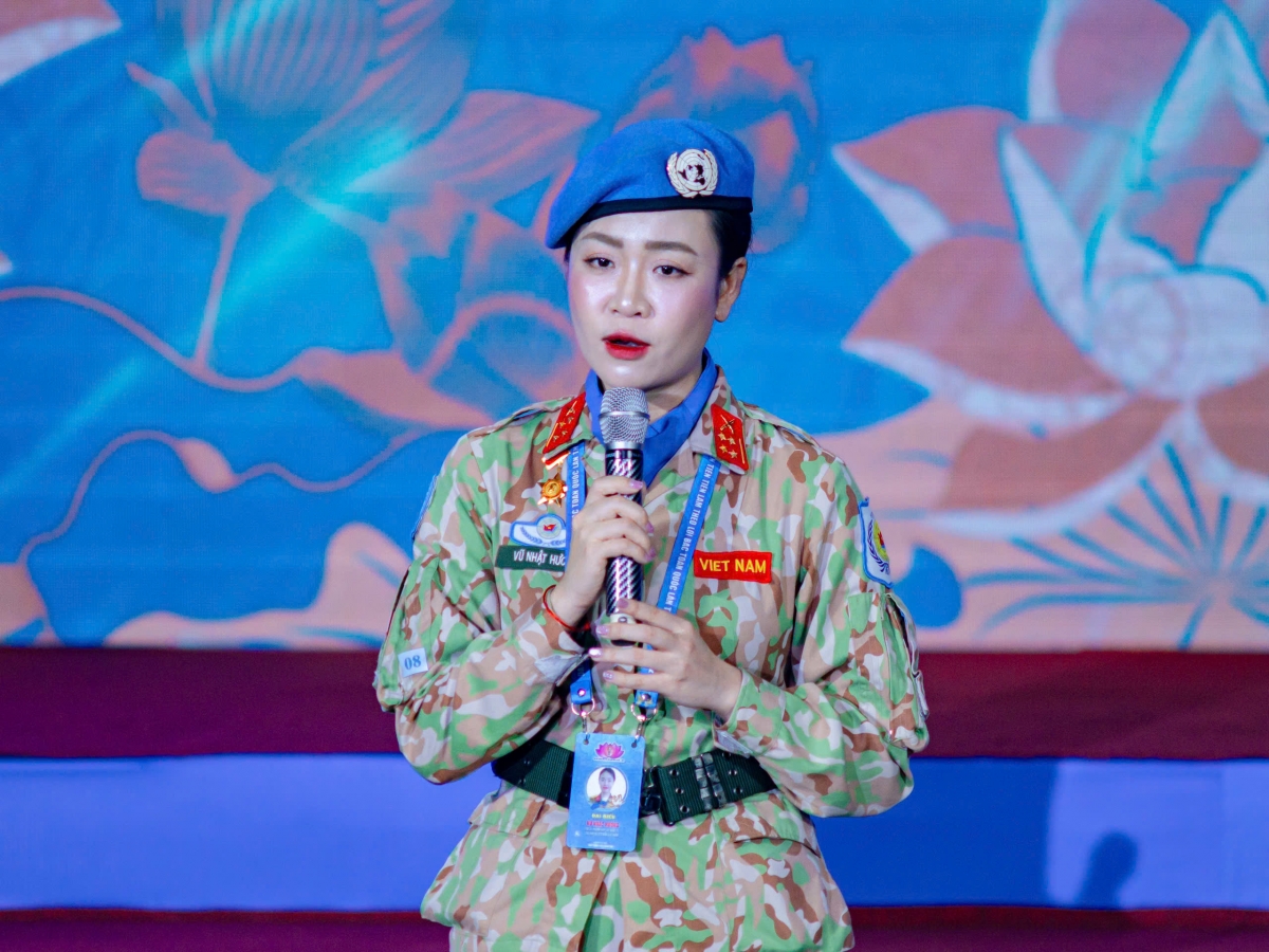 Đại biểu Vũ Nhật Hương chia sẻ câu chuyện nỗ lực xây dựng hình ảnh đẹp về sĩ quan quân đội nhân dân Việt Nam trong lòng bạn bè quốc tế