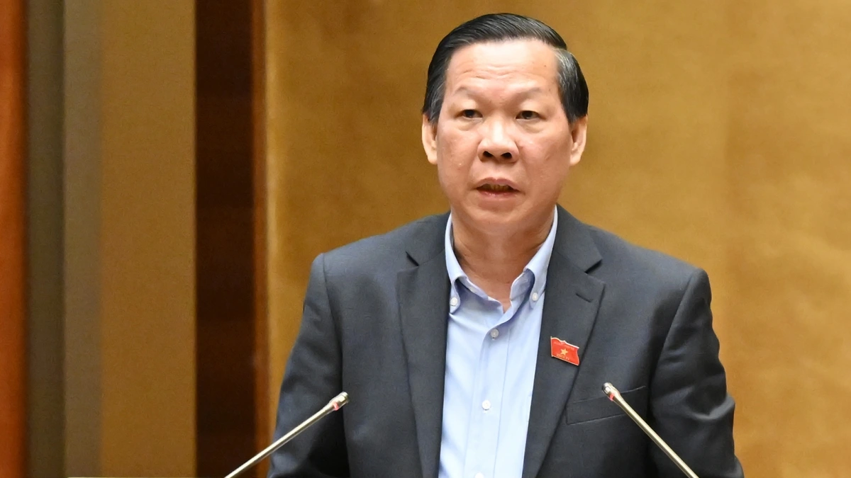 Chủ nhiệm Ủy ban Kinh tế và Tài chính của Quốc hội Phan Văn Mãi trình bày báo cáo thẩm tra