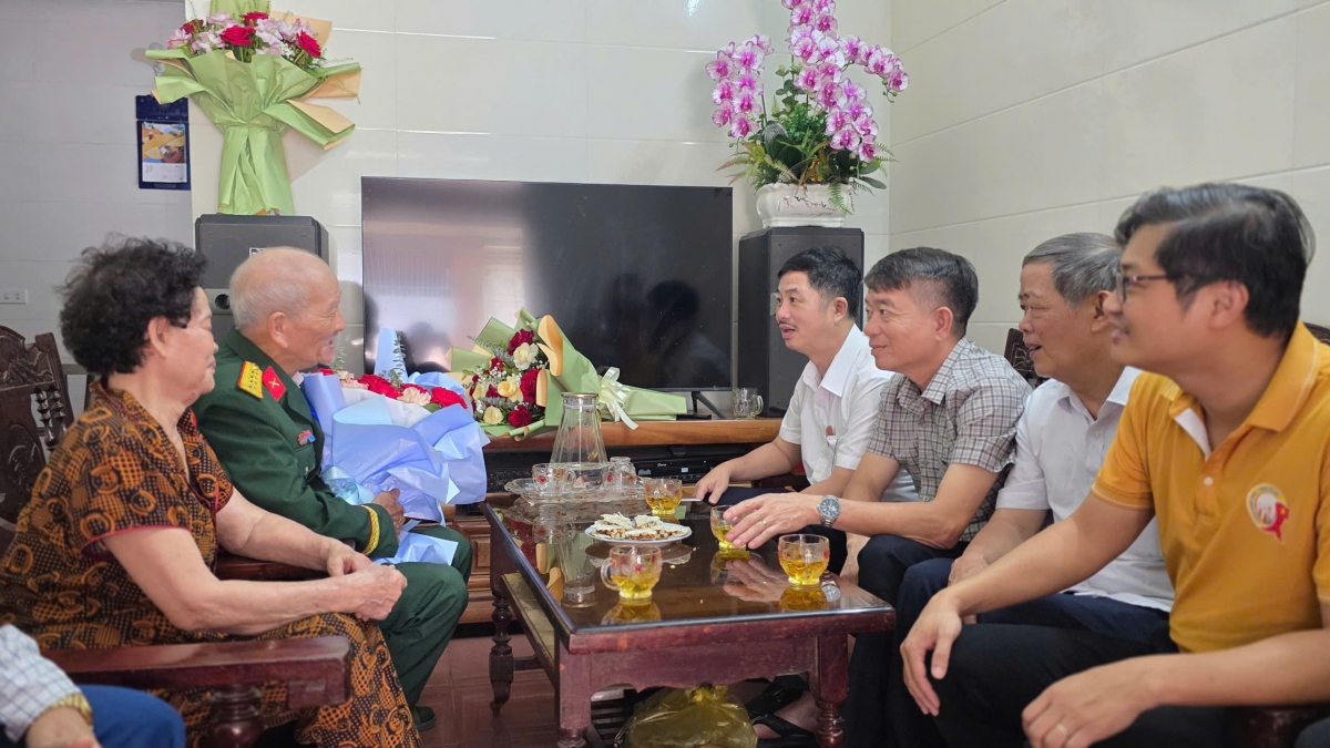 Lãnh đạo phường Quang Trung, thành phố Vinh và người dân say sưa, hào hứng nghe ông Thanh kể về chuyến đi. Ảnh: Bá Thăng
