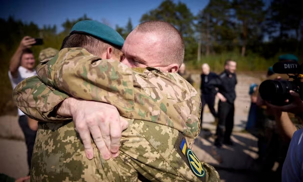 Một cuộc trao đổi tù nhân giữa Nga và Ukraine. Ảnh: Guardian
