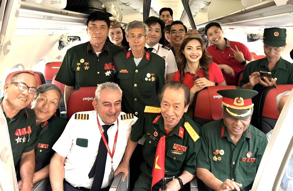 Các cựu chiến binh chụp ảnh lưu niệm cùng phi hành đoàn chuyến bay