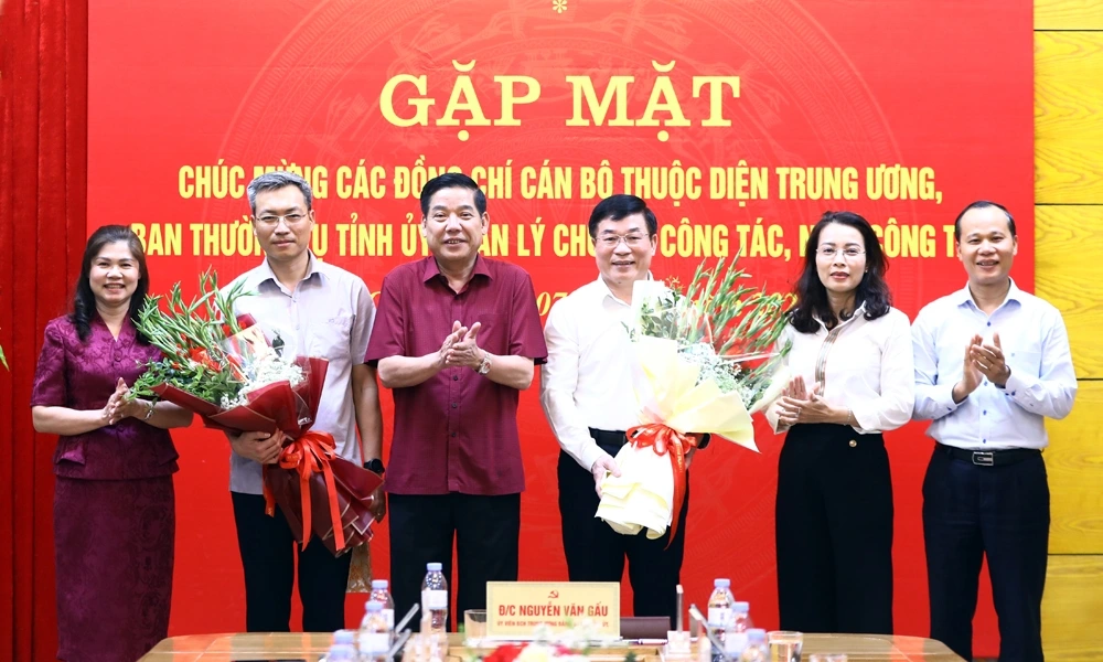 Bí thư Tỉnh ủy Bắc Giang Nguyễn Văn Gấu tặng hoa chúc mừng Thiếu tướng Nguyễn Quốc Toản nhận nhiệm vụ mới và ông Lê Tuấn Phú nguyên Chánh Văn phòng UBND tỉnh nghỉ công tác hưởng chế độ hưu trước tuổi