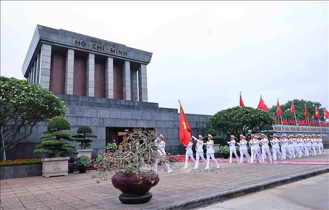 34 cán bộ, chiến sĩ Bộ Tư lệnh Lăng Chủ tịch Hồ Chí Minh thực hiện các nghi thức buổi lễ chào cờ thiêng liêng trước Lăng Chủ tịch Hồ Chí Minh