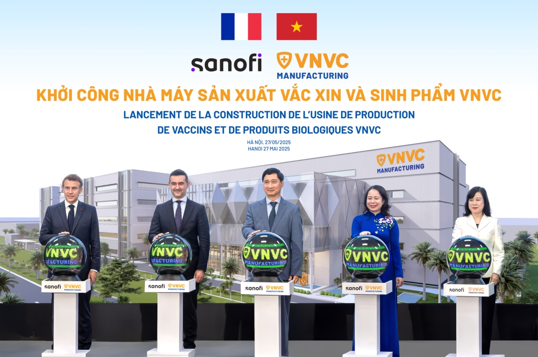 Tổng thống Pháp Emmanuel Macron cùng Phó Chủ tịch nước Võ Thị Ánh Xuân, Bộ trưởng Bộ Y tế Đào Hồng Lan, ông Burak Pekmezci - Tổng Giám đốc Sanofi Việt Nam và ông Ngô Chí Dũng - Chủ tịch HĐQT kiêm Tổng Giám đốc Công ty Vaccine VNVC bấm nút khởi công xây dựng Nhà máy Vaccine và Sinh phẩm VNVC. Ảnh: Hải Nam