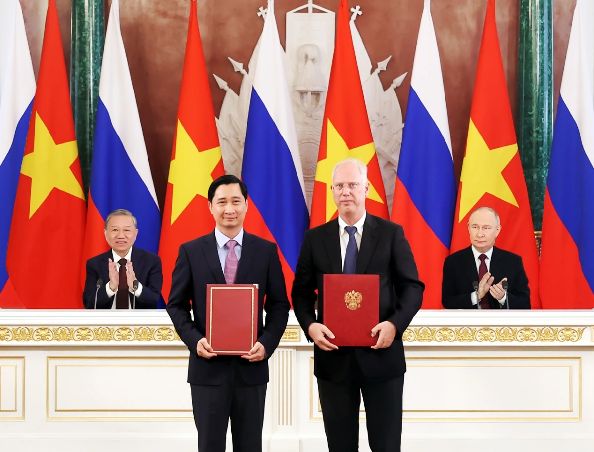 Ông Kirill Dmitriev, Đại diện đặc biệt của Tổng thống Nga về kinh tế và đầu tư nước ngoài, Tổng Giám đốc Quỹ Đầu tư Trực tiếp Nga (RDIF) đại diện phía Nga trao đổi văn kiện hợp tác với ông Ngô Chí Dũng, Chủ tịch kiêm Tổng Giám đốc Công ty Vaccine VNVC trước sự chứng kiến của Tổng thống Nga Putin và Tổng Bí thư Tô Lâm - Ảnh: Hoàng Thống Nhất