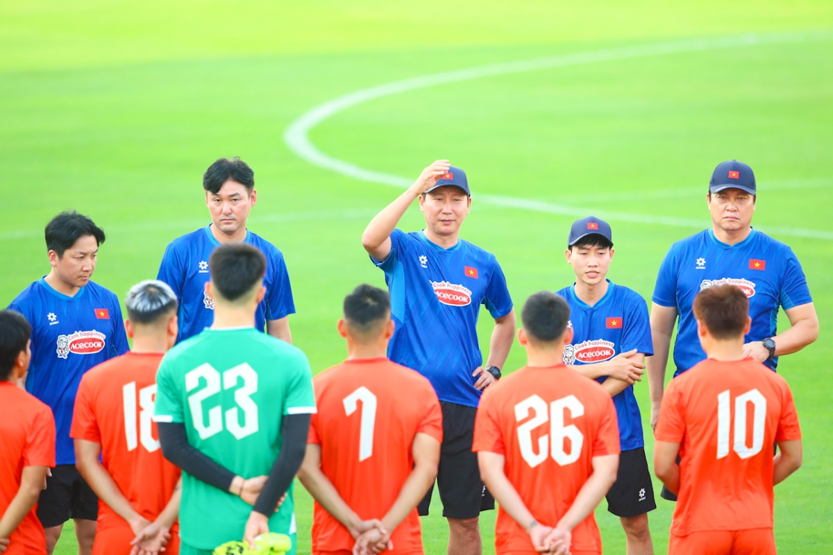 Thông qua trận đấu tập, HLV Kim Sang Sik đưa ra những phương án chuẩn bị dựa trên màn trình diễn của các cầu thủ (Ảnh: Như Đạt)