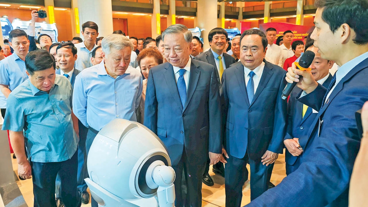 Tổng Bí thư Tô Lâm, Chủ tịch Quốc hội Trần Thanh Mẫn và các đại biểu tham quan Triển lãm "Những thành tựu trong phát triển kinh tế tư nhân". Ảnh: Hồ Long