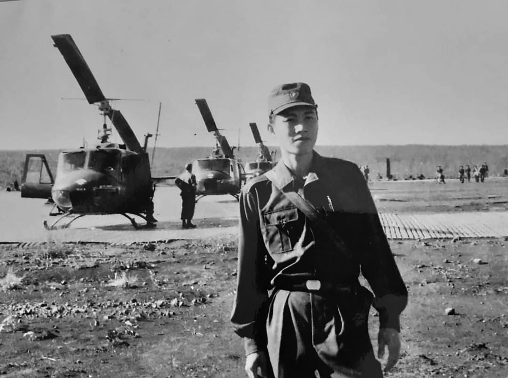 Phóng viên chiến trường Phạm Kiệt tại sân bay Lộc Ninh năm 1973 (Ảnh nhân vật cung cấp) 