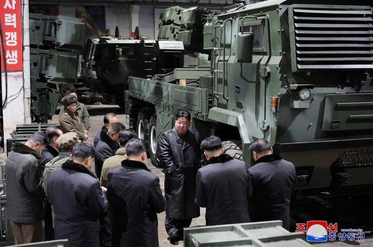 Nhà lãnh đạo Triều Tiên Kim Jong Un thăm cơ sở sản xuất vũ khí ở nước này. (Ảnh minh họa: KCNA)