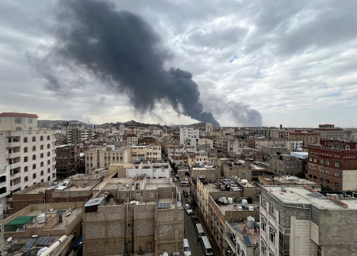 Khói bốc lên sau cuộc không kích của Israel vào cơ sở hạ tầng của Houthi tại Sana'a, Yemen ngày 6/5/2025. Ảnh: Reuters