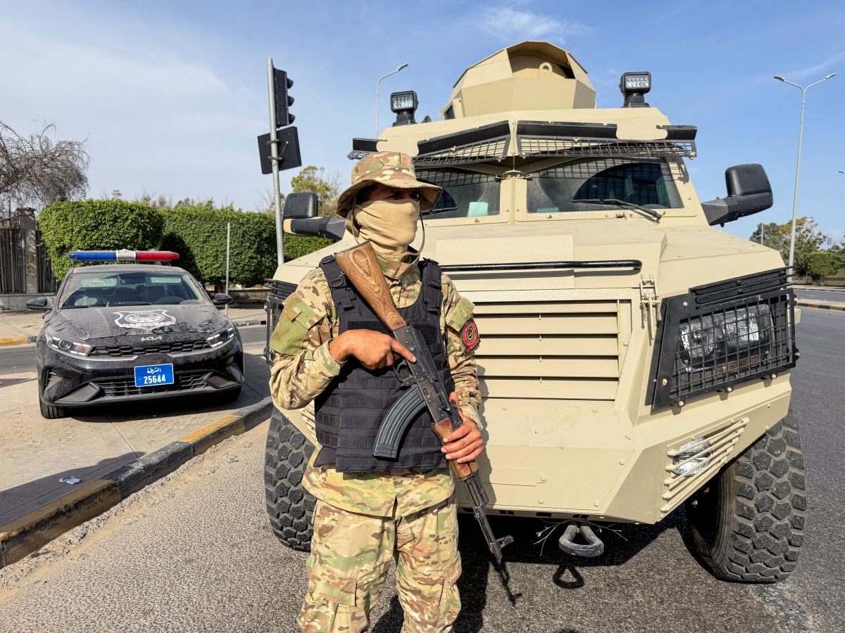 Các thành viên của Lữ đoàn 444 thuộc Quân đội Libya đứng gác tại khu vực Abu Salim ở Tripoli. Ảnh: Reuters