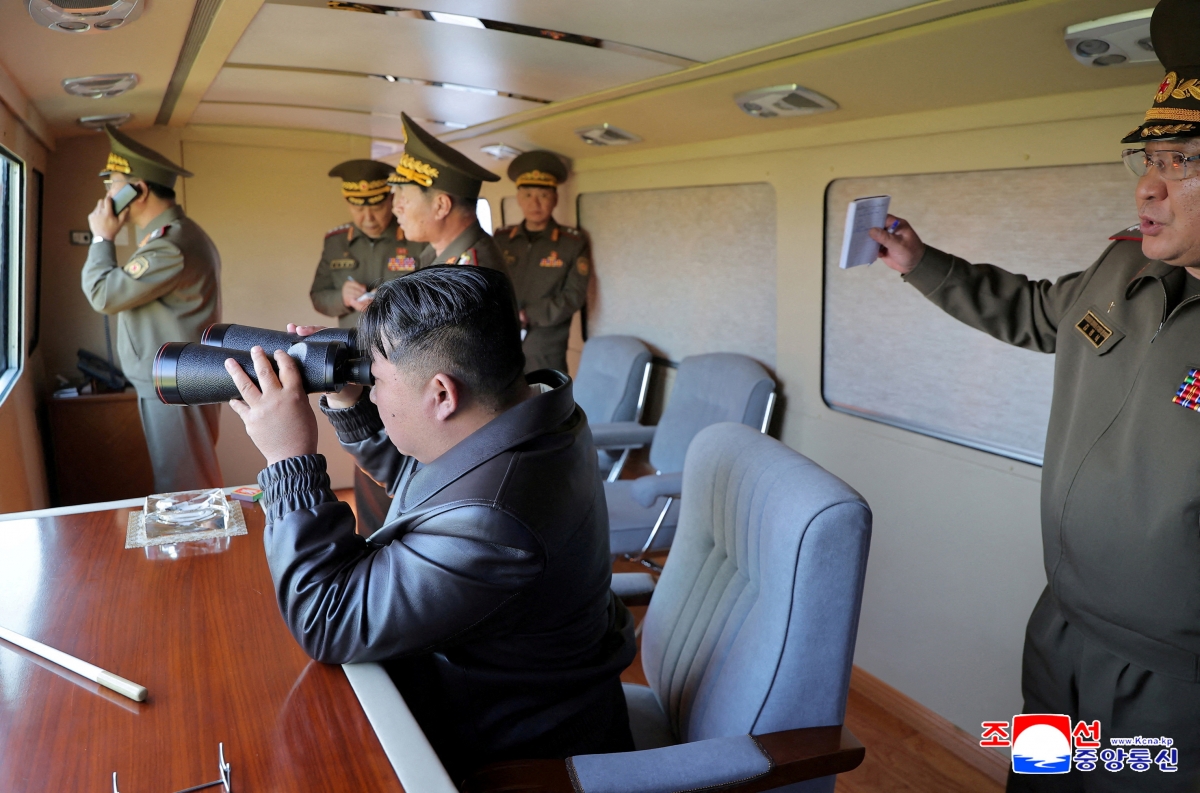 Nhà lãnh Triều Tiên Kim Jong-un thị sát diễn tập đặc nhiệm, kêu gọi sẵn sàng chiến tranh toàn diện. Ảnh: Reuters