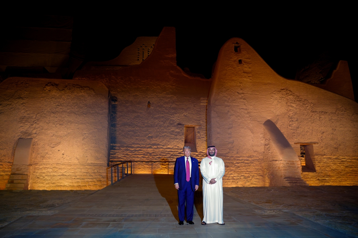 Tổng thống Mỹ Donald Trump và Thái tử Saudi Arabia Mohammed Bin Salman trong chuyến thăm Di sản thế giới At-Turaif tại Diriyah, Saudi Arabia ngày 13/5. Ảnh: Reuters