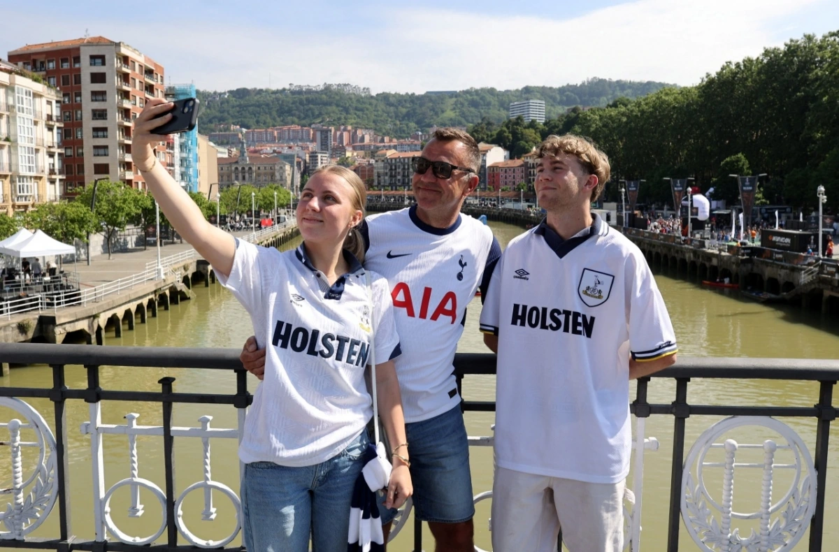 Các CĐV Tottenham đang tạo nên bầu không khí cuồng nhiệt bên ngoài sân San Mames (Ảnh: Reuters)