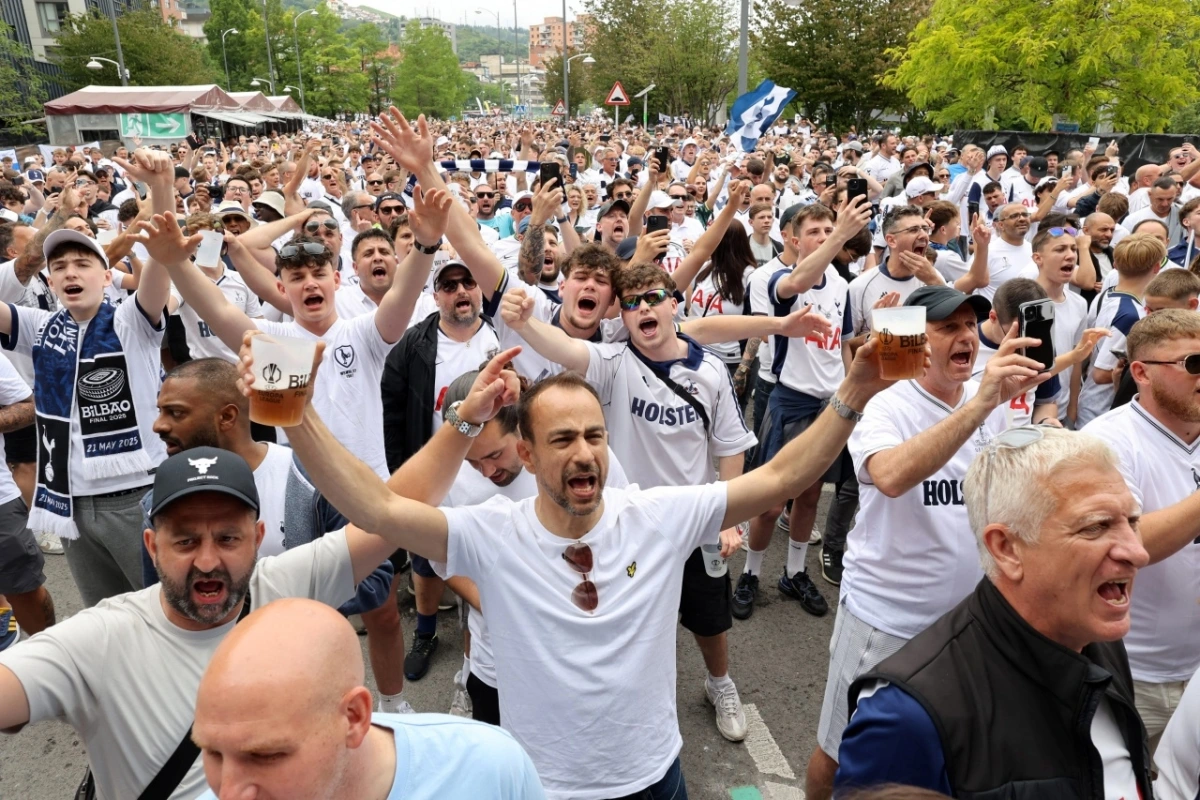 Các CĐV Tottenham đã phải chờ quá lâu để thấy đội nhà giành 1 danh hiệu (Ảnh: Reuters)