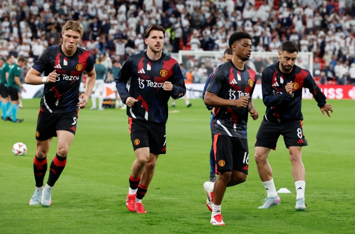 Các cầu thủ MU tràn ngập khí thế trước trận chung kết Cúp C2 châu Âu 2024/2025 gặp Tottenham trên sân San Mames (Ảnh: Reuters)