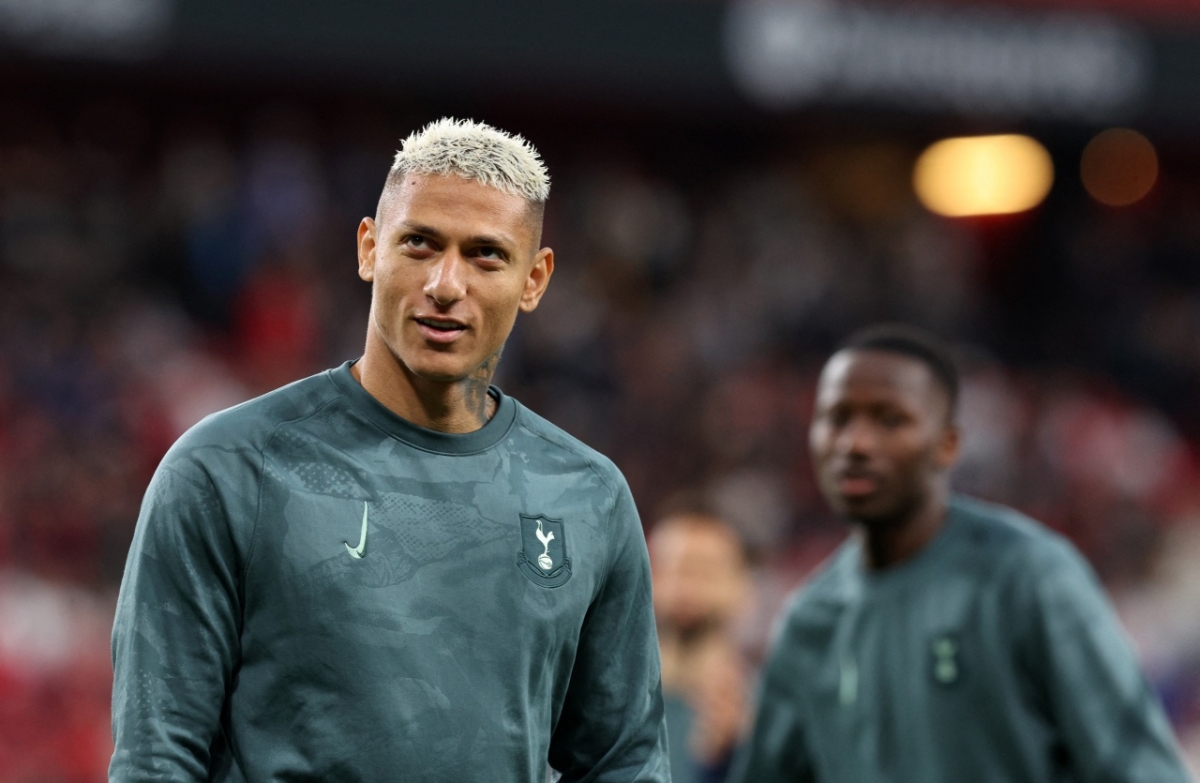 Richarlison cùng các cầu thủ Tottenham khởi động trước giờ G (Ảnh: Reuters)