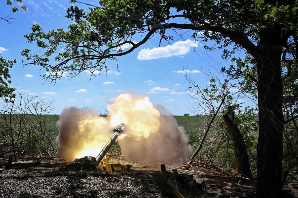 Ukraine khai hỏa lựu pháo về phía các vị trí của Nga ở khu vực Zaporizhzhia. Ảnh: Reuters
