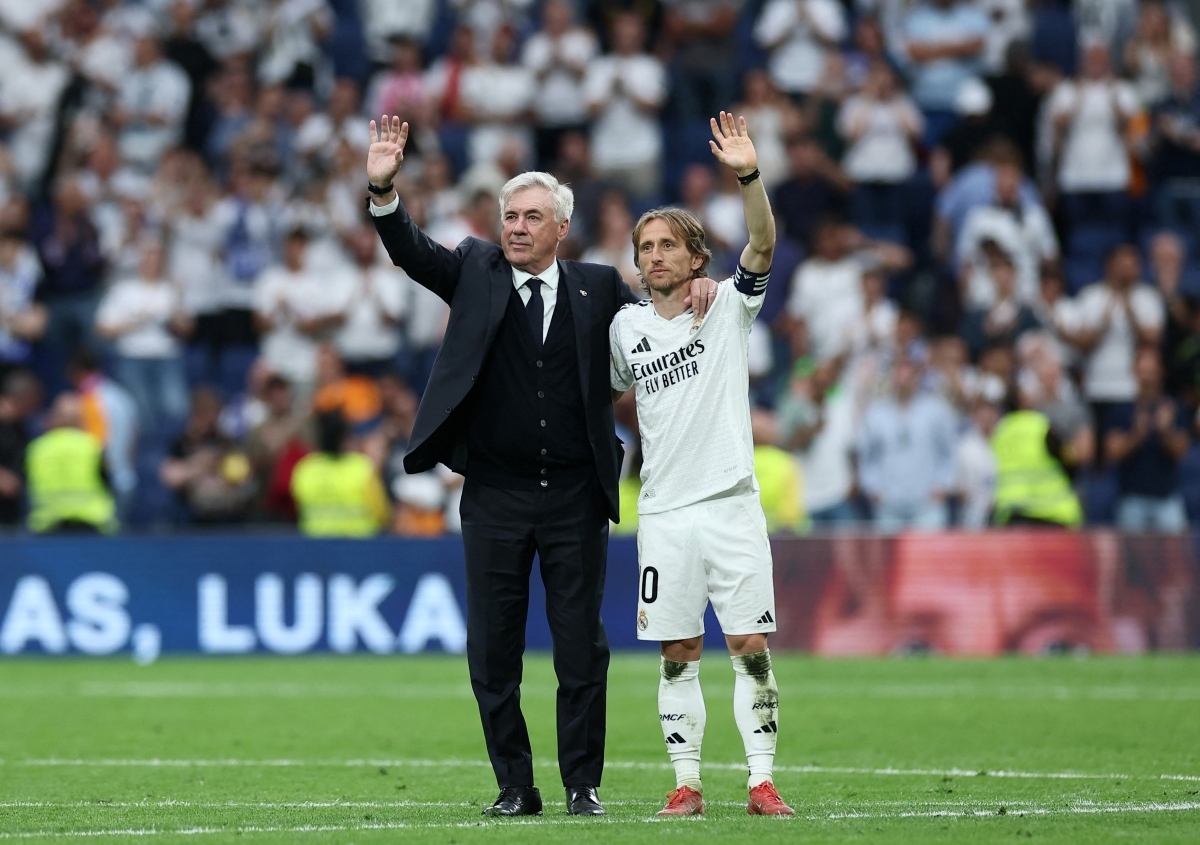HLV Ancelotti và tiền vệ Luka Modric chào tạm biệt các cổ động viên Real Madrid (Ảnh: Reuters).