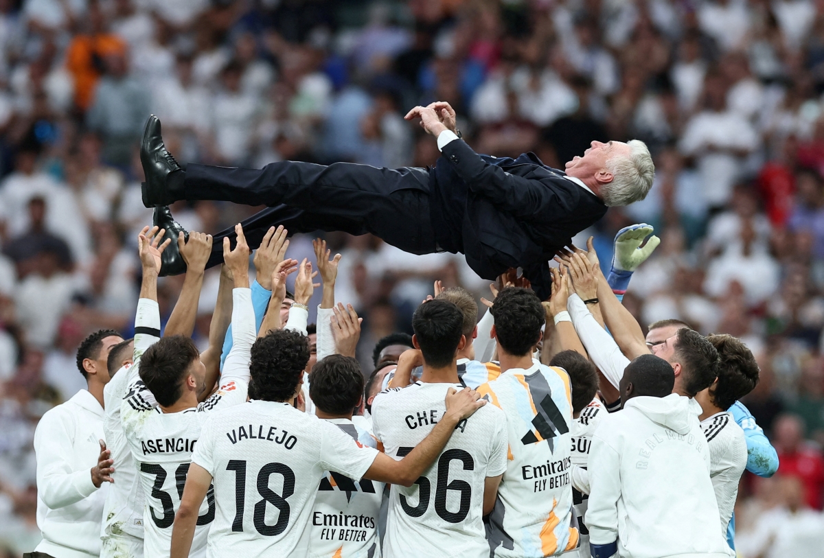Các cầu thủ Real Madrid tri ân HLV Ancelotti (Ảnh: Reuters).