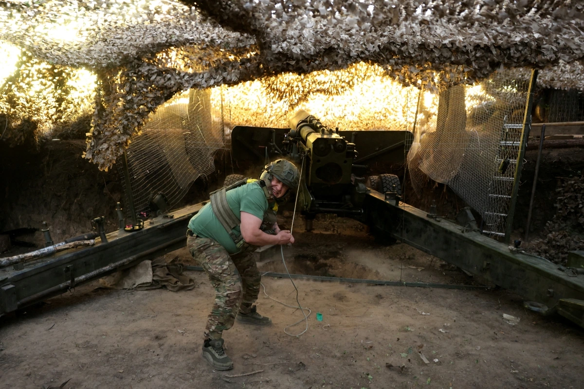 Ukraine khai hỏa lựu pháo về phía quân đội Nga ở Kharkov. Ảnh: Reuters