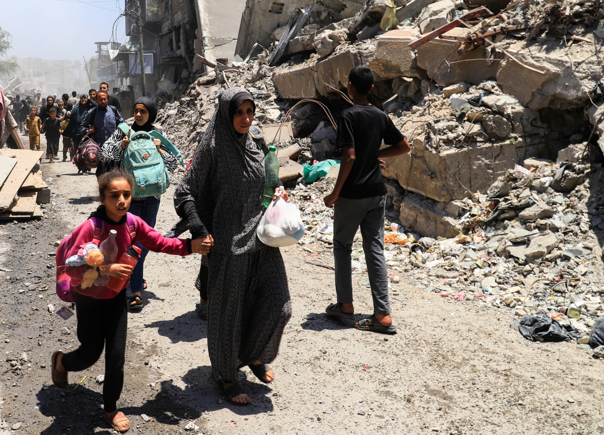 Người dân Palestine sơ tán sau cuộc không kích của Israel vào Gaza. Ảnh: Reuters