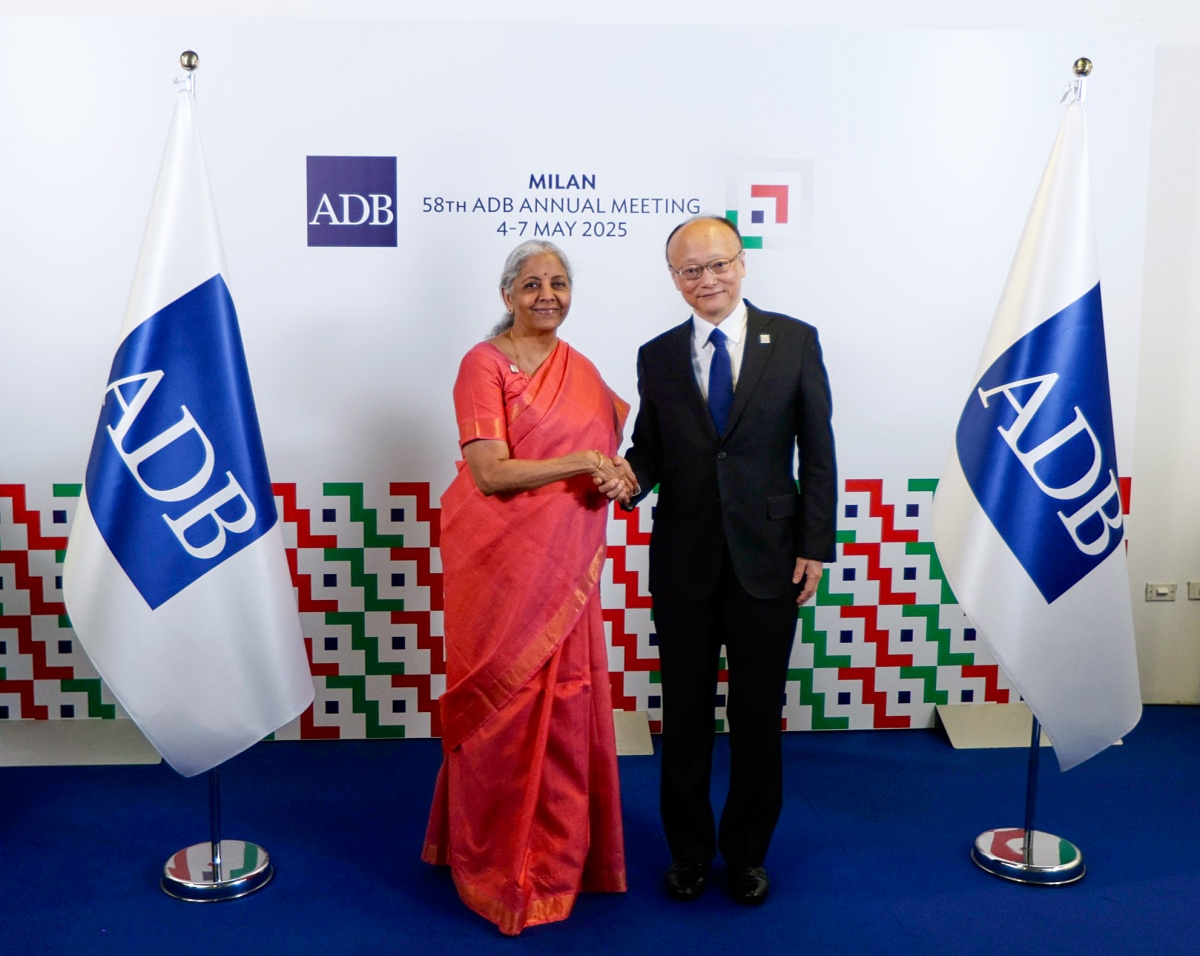 Bộ trưởng Tài chính Ấn Độ Nirmala Sitharaman và Chủ tịch Ngân hàng Phát triển Châu Á (ADB) Masato Kanda tại Hội nghị Thường niên lần thứ 58 của ADB ở Milan, Italia ngày 5/5 (ANI)