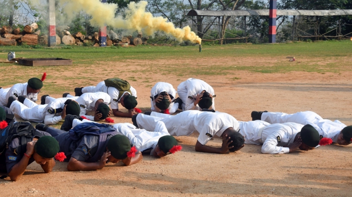 Các học viên thuộc Lực lượng Thiếu sinh quân Ấn Độ tại Guwahati, bang Assam diễn tập trong tình huống bị tấn công (ANI).