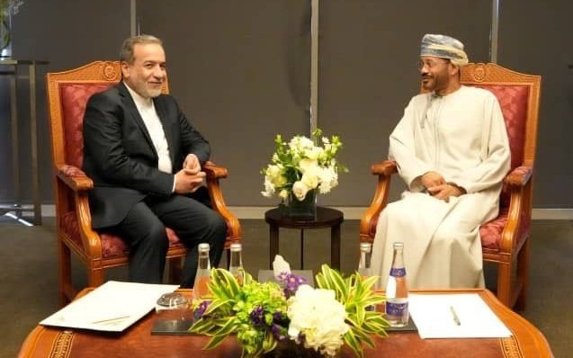 Bộ trưởng Ngoại giao Iran Abbas Araghchi, bên trái, gặp người đồng cấp Oman Sayyid Badr Albusaidi trước cuộc đàm phán với đặc phái viên Mỹ về Trung Đông Steve Witkoff tại Muscat, Oman, ngày 12/4/2025. Ảnh: Economictimes