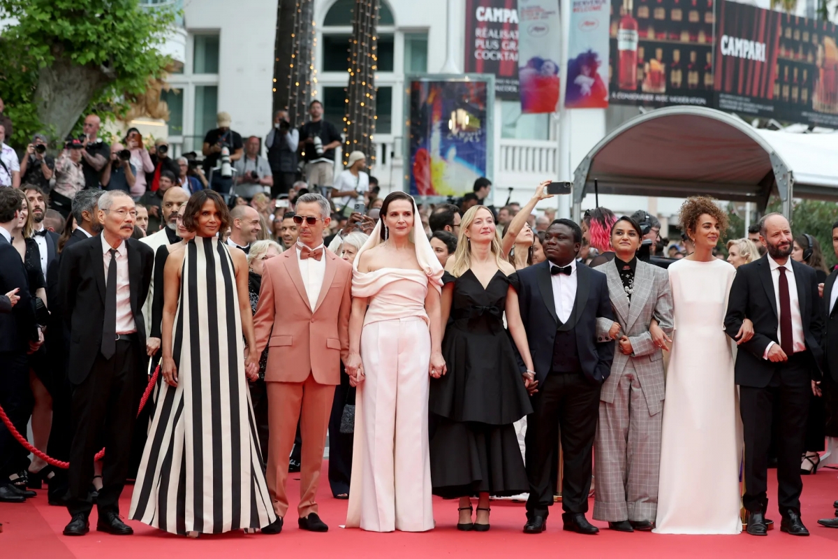 Ban giám khảo LHP Cannes năm nay gồm có Hong Sang-soo, Halle Berry, Jeremy Strong, Juliette Binoche, Alba Rohrwacher trong Chanel, Dieudo Hamadi, Payal Kapadia, Leïla Slimani và Carlos Reygadas