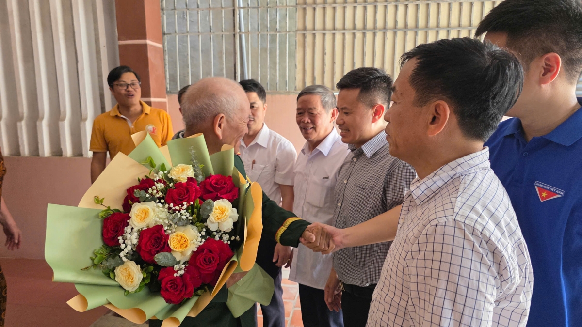 Đảng ủy, UBND phường Quang Trung,  TP Vinh ( Nghệ An)  đến nhà chia vui cùng ông Trần Văn Thanh. Ảnh: Bá Thăng