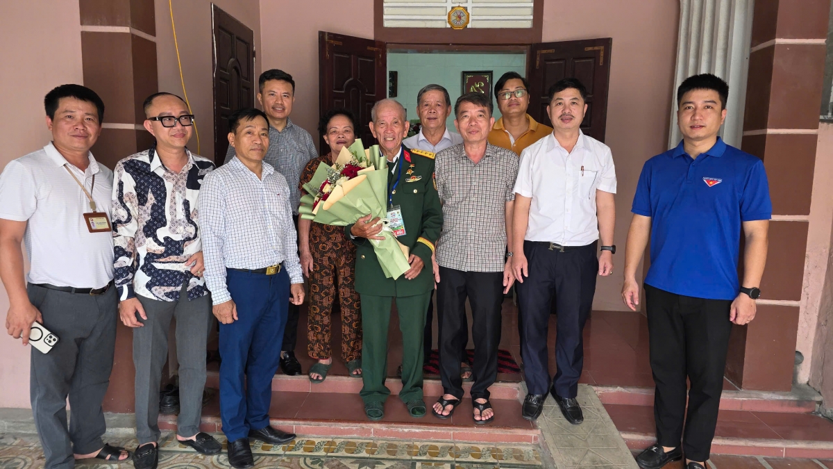 Cấp ủy, chính quyền nơi ông Thanh cứ trú chụp ảnh kỷ niệm. Ảnh: Bá Thăng.