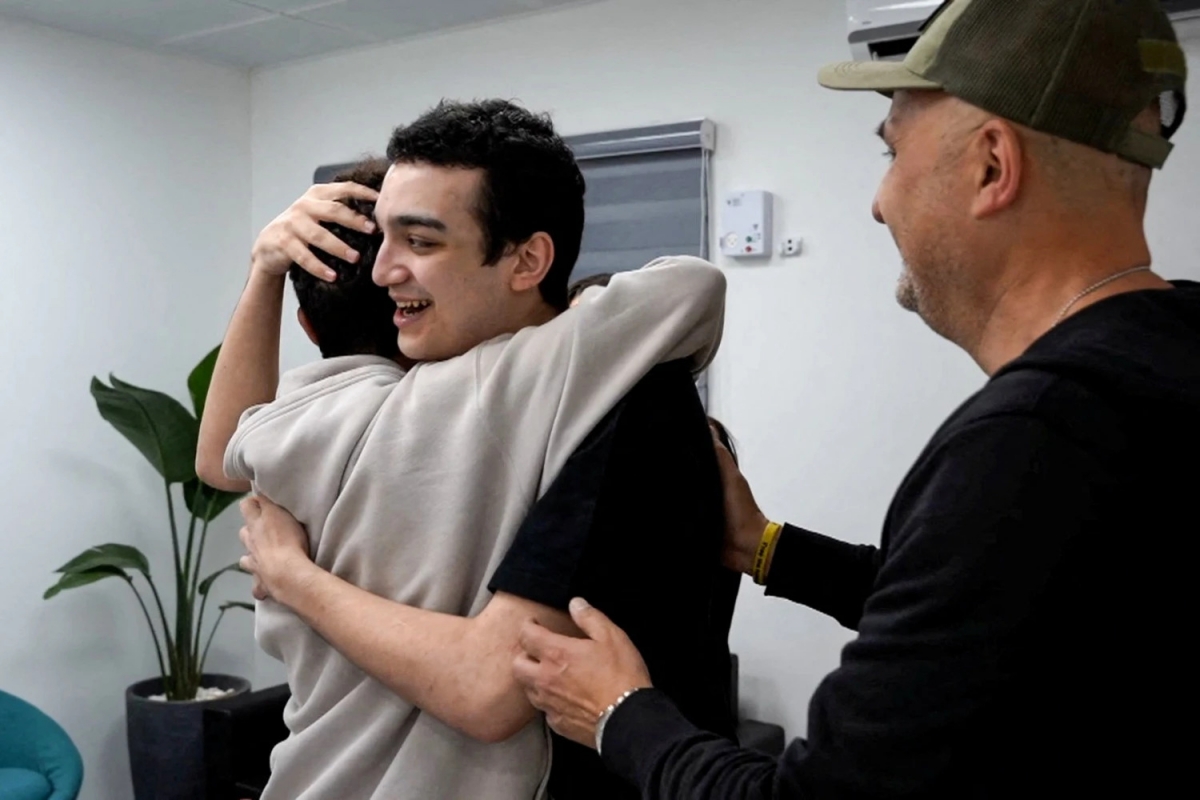 Edan Alexander đoàn tụ với gia đình. (Ảnh: Reuters)