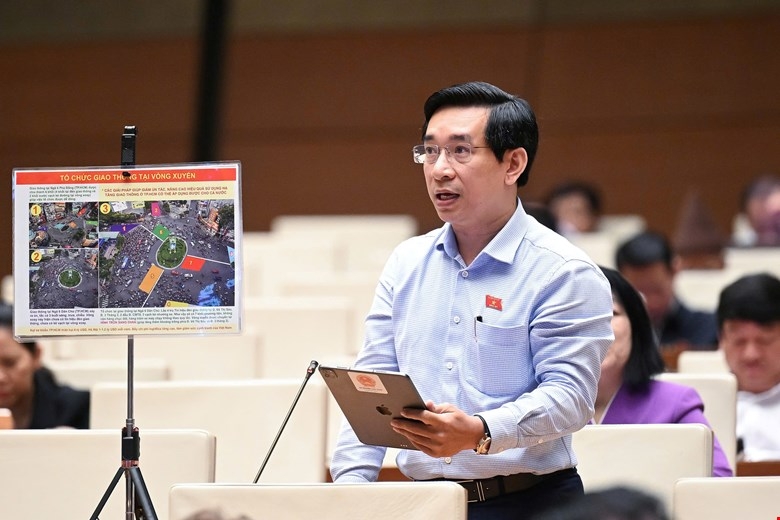 Đại biểu Nguyễn Văn Cảnh phát biểu trên hội trường cùng hình ảnh bố trí giảm ùn tắc giao thông ở vòng xoay. Ảnh: Quốc hội