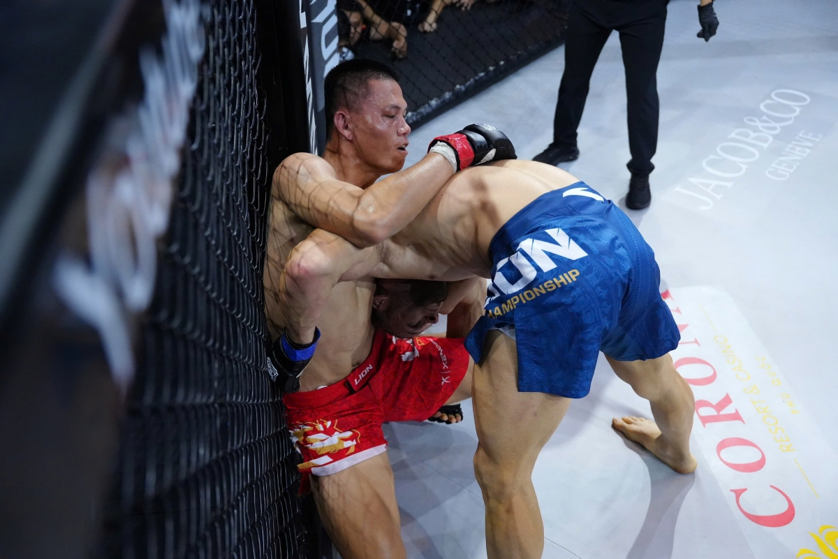 Trong trận đấu tâm điểm, nhà vô địch hạng 84kg Phạm Công Minh đã đối mặt hiệp 1 đầy khó khăn trước đô vật người Belarus - Zakhar Dzmitrychenka.