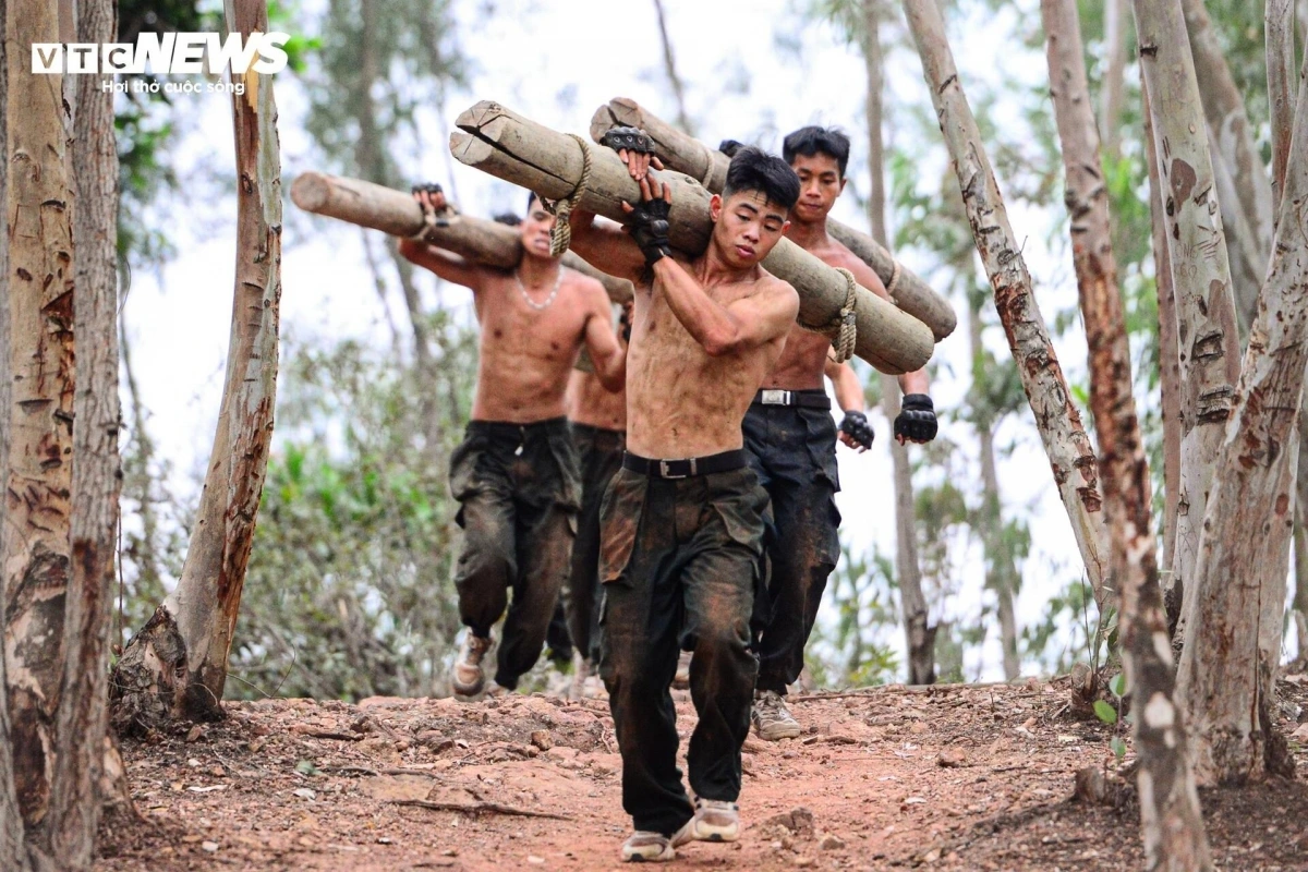Với diện tích hơn 500 ha, trung tâm được thiết kế với địa hình đa dạng như đồi núi, rừng, biển và sình lầy, tạo điều kiện huấn luyện thực tế cho các chiến sĩ.
